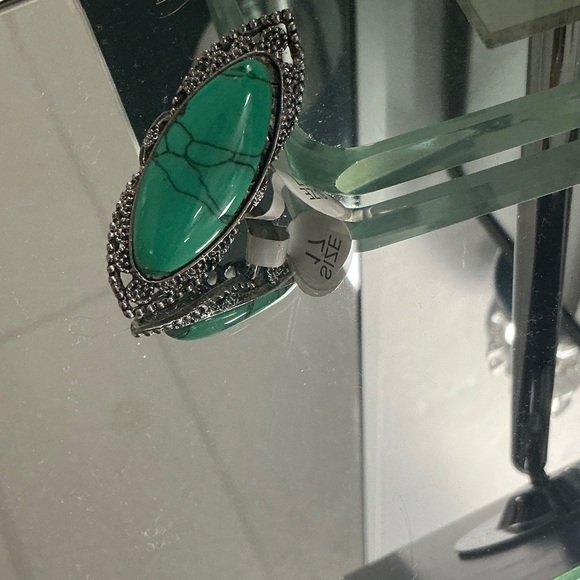 Elegant Silver and Green Statement Ring - Picture 2 of 2